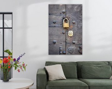 Rustieke houten deur met hangslot van Wil Wijnen