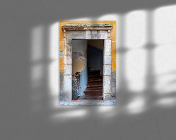 Türöffnung eines rustikalen alten Hauses in Südfrankreich von Wil Wijnen