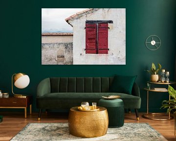 Rode luiken in een rustiek Mediterraan huis van Wil Wijnen