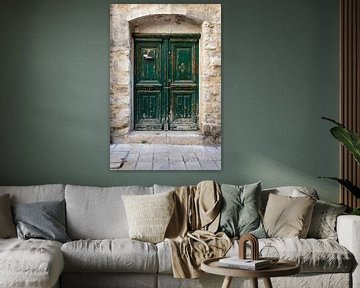 Statige oude groene rustieke houten deur van Wil Wijnen