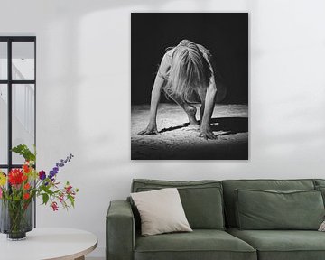 Schöne nackte Frau unter dem Stoff. Foto in Schwarz-Weiß #0874