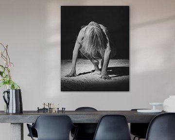 Schöne nackte Frau unter dem Stoff. Foto in Schwarz-Weiß #0874 von william langeveld