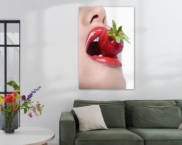 SA11165692 Fraise en bouche ouverte sensuelle avec des lèvres rouge feu sur BeeldigBeeld Food & Lifestyle
