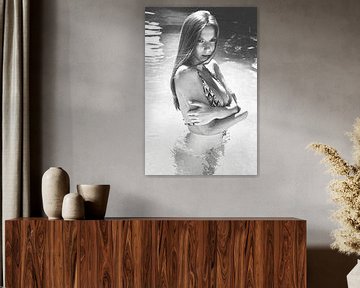 Vrouw in bikini staand in water. Foto in vintage retro look van Photostudioholland