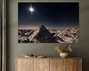 Bergtoppen in het maanlicht onder een sterrenhemel van Hidde Hageman