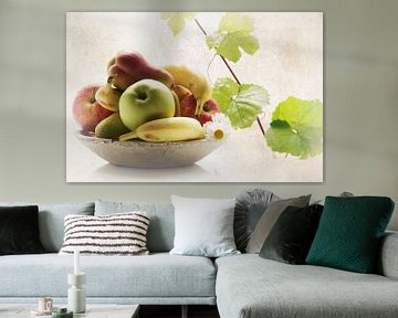 Obstschale mit frischen Äpfeln, Bananen, Weintrauben und Pfirsiche von Tanja Riedel
