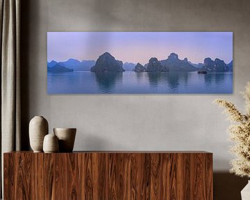 Panorama d'un lever de soleil dans la baie d'Ha Long, au Vietnam sur Henk Meijer Photography