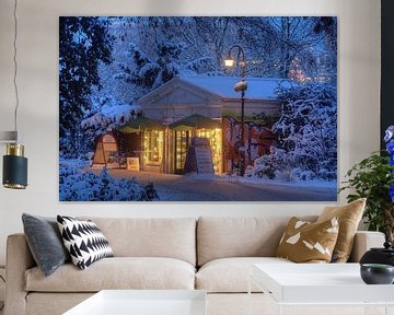 Old Baker House in Park Wallanlagen in de winter met sneeuw bij schemering, Bremen, Duitsland, Europ van Torsten Krüger