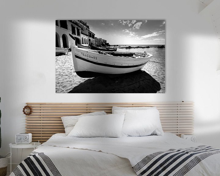 Beispiel: Traditionelles Fischerboot am Strand, Spanien (Schwarz-Weiß) von Rob Blok