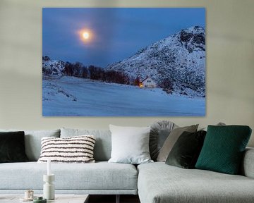 Huis met gezellig licht op een besneeuwde berghelling bij volle maan van Sander Groffen