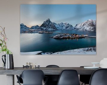 Sakrisoy, een eiland in de winterse bergen en fjorden van de Lofoten, Noorwegen van Sander Groffen