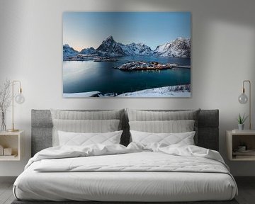 Sakrisoy, eine Insel in den winterlichen Bergen und Fjorden der Lofoten, Norwegen von Sander Groffen
