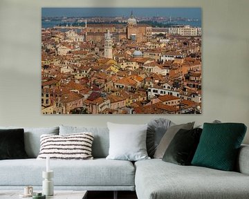 Overzicht van boven de stad Venetië. van Berend Kok