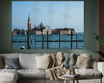 Uitzicht over het water van Venetië. van Berend Kok