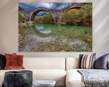 De oude brug van Plakida of Kalogeriko van Zagori in de regio van Ioannina in Epirus Griekenland