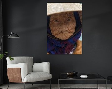 Portretfoto van een oude dame met staar, Vietnam