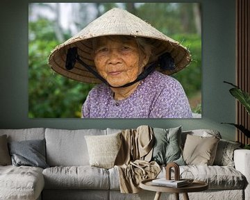 Oude dame met Conische hoed, Vietnam van Henk Meijer Photography