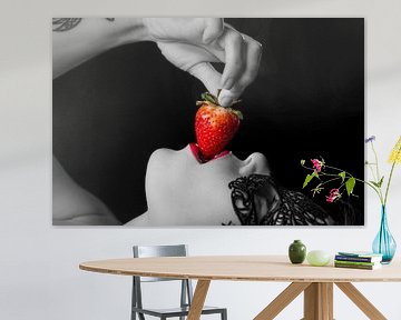 Strawberry dipping van Edward Draijer