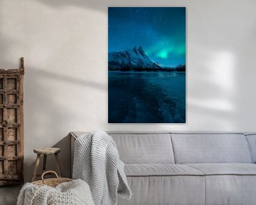 Noorderlicht en mooie sterrenhemel boven Otertinden in noord Noorwegen