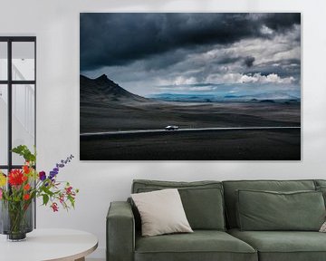 Snelweg in Vulkanisch IJsland van Tom Rijpert