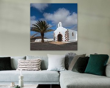 Une église blanche au soleil sur l'île canarienne de Lanzarote sur Harrie Muis