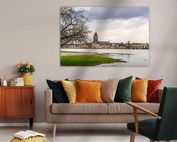 Pastel gekleurd beeld van Deventer en de IJssel bij hoogwater
