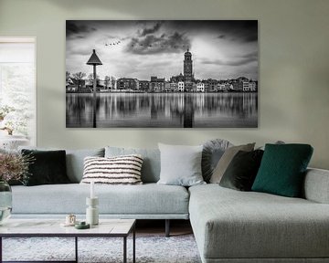 Zwart wit beeld van Deventer en de IJssel tijdens hoogwater met reflectie in het water.