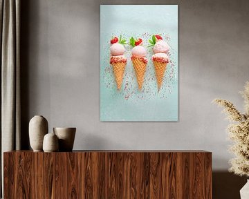 SF12355823 Drie aardbeienijsjes in hoorntjes met strooisel van BeeldigBeeld Food & Lifestyle