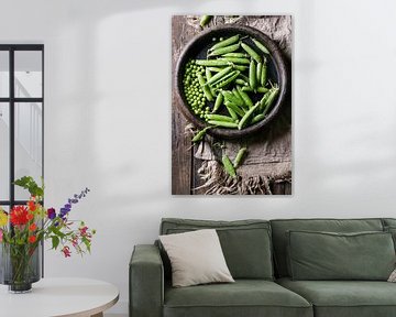 SF12358993 Légumineuses vertes dans une coquille en terre cuite sur BeeldigBeeld Food & Lifestyle