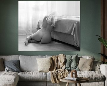 Bedroom - Hele mooie naakte vrouw in slaapkamer setting van Photostudioholland