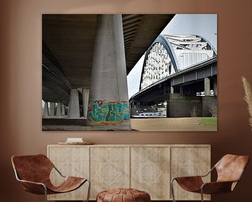 betonnen pilaar met graffiti onder brug van Maud De Vries