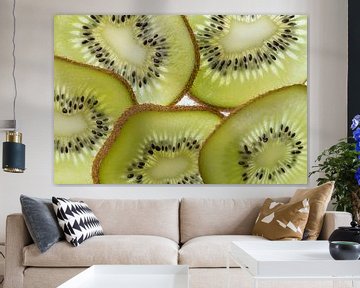 Mehrere Scheiben einer geschnittenen Kiwi-Frucht in Gegenlicht-Absorption