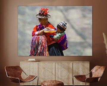 Une mère avec son enfant à Pisac, au Pérou sur Henk Meijer Photography