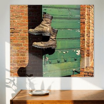 des chaussures de randonnée sur une écoutille abîmée