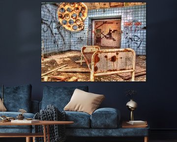Beelitz Roestig bed met operatie lamp in blauwe kamer van Tineke Visscher