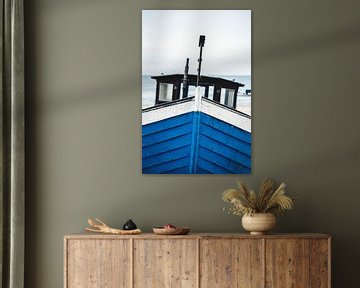 Blaues Boot an Ostseestrand von Florian Kunde