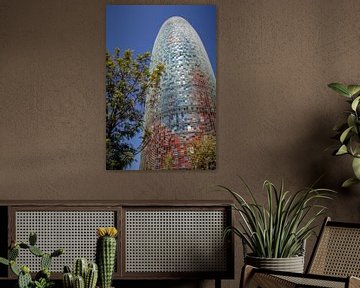 Torre Agbar in Barcelona met boom van Eric van Nieuwland