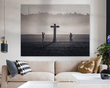 Silhouet van kruisbeeld in mist | Landschap | Reisfotografie van Daan Duvillier