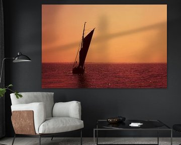Zeilboot op zee bij zonsondergang van Frank Herrmann