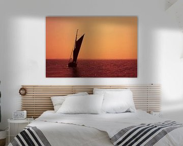 Segelboot auf dem Meer im Sonnenuntergang von Frank Herrmann