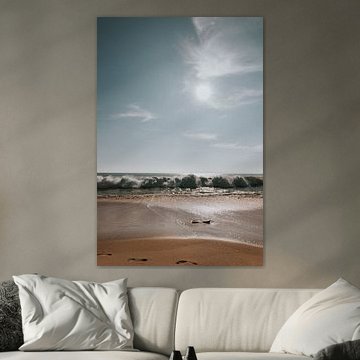 Vagues sur la plage à Faro, Portugal