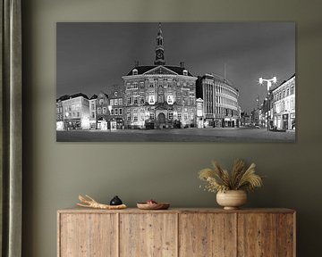 Zwart-wit panorama van het stadhuis aan de Markt van Den Bosch, van Den Bosch aan de Muur