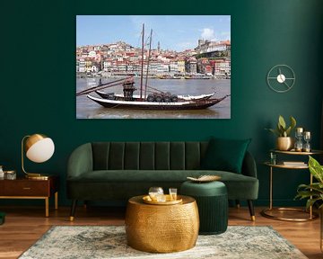 Altstadtviertel Ribeira mit ehemaligen Lieferboot der Portweinkellereien am Fluss Douro, Porto, Dist