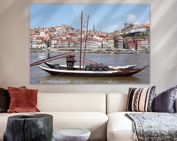 Ribeira oude stadswijk met voormalige bezorgingsboot van de havenwijnkelders op de rivier de Douro, 
