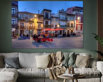 Platz Campo dos Martires da Patria bei  Abenddämmerung, Porto, Portugal