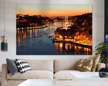 Uitzicht op Ponte da Arrabida en de oude stad Ribeira bij Abendd�mmerung, Porto, district Porto, Por van Torsten Krüger