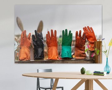 Handschuhe an einem Zaun in Texel von Erik van 't Hof