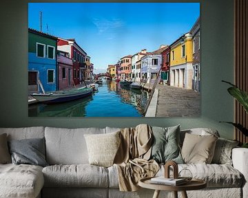 Kleurrijke gebouwen op het eiland Burano bij Venetië, Italië van Rico Ködder