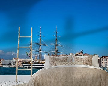 Zeilschip en gebouwen in Venetië, Italië