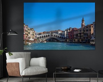 Blick auf die Rialto Brücke in Venedig, Italien von Rico Ködder